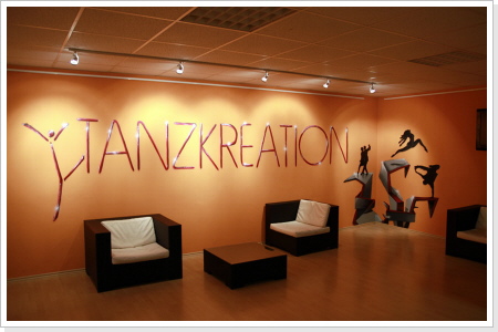 "Tanzende Kreationen" Wandgestaltung